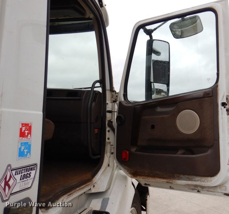 image for item JL9884 2015 Volvo VN  semi truck