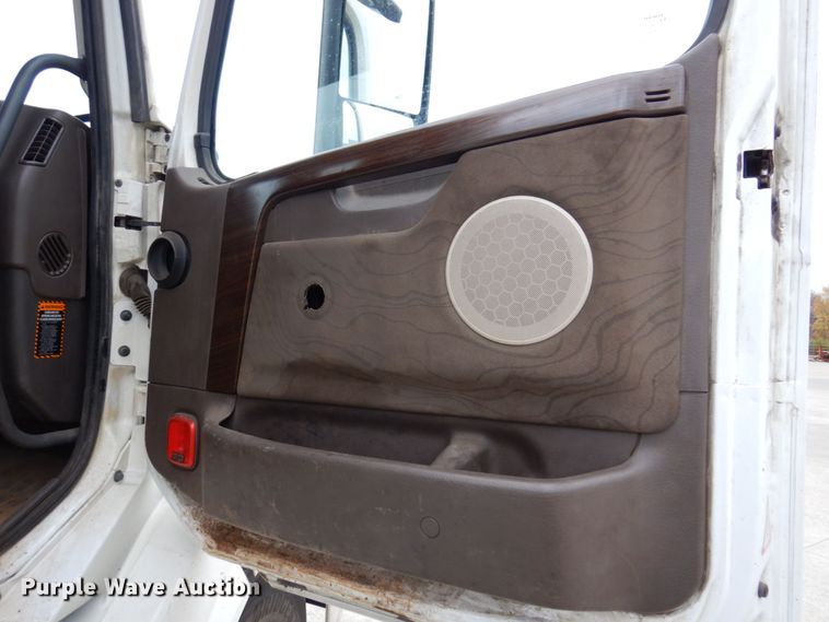 image for item JL9884 2015 Volvo VN  semi truck