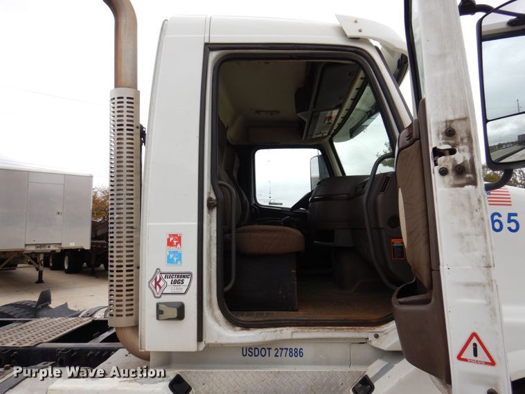 image for item JL9884 2015 Volvo VN  semi truck