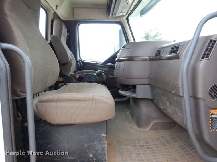 image for item JL9884 2015 Volvo VN  semi truck