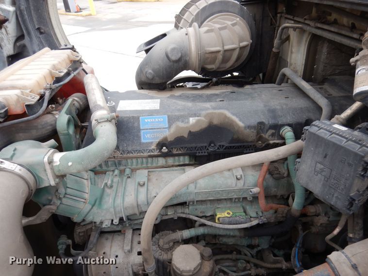 image for item JL9884 2015 Volvo VN  semi truck