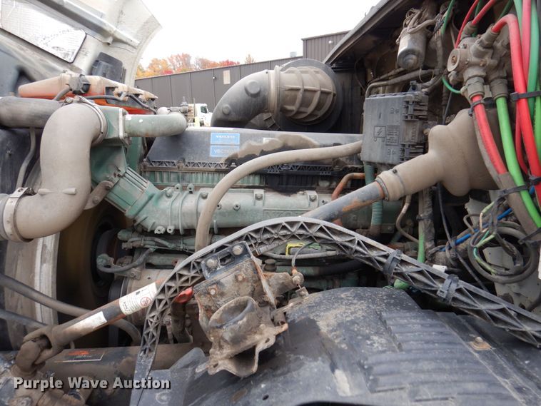 image for item JL9884 2015 Volvo VN  semi truck