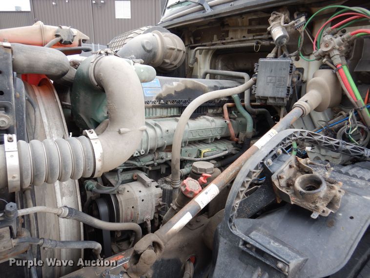 image for item JL9884 2015 Volvo VN  semi truck