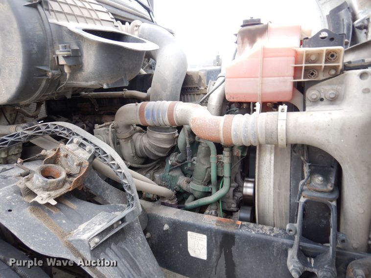 image for item JL9884 2015 Volvo VN  semi truck