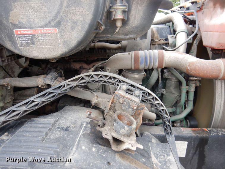 image for item JL9884 2015 Volvo VN  semi truck