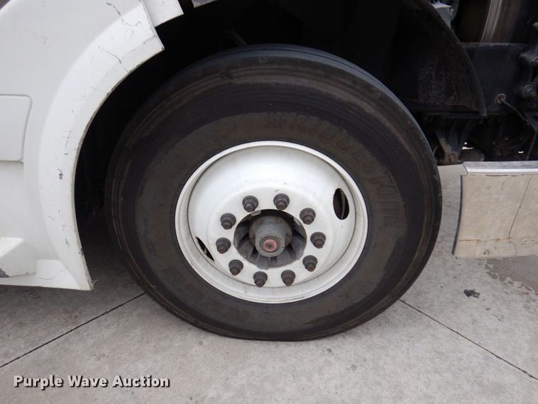 image for item JL9884 2015 Volvo VN  semi truck