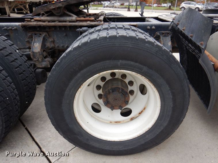 image for item JL9884 2015 Volvo VN  semi truck