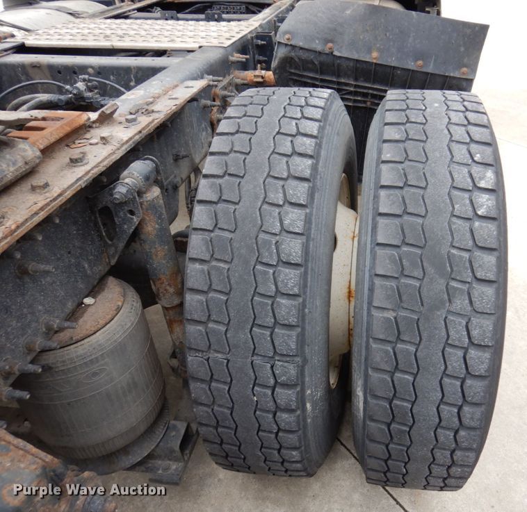 image for item JL9884 2015 Volvo VN  semi truck