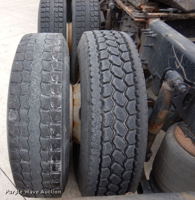 image for item JL9884 2015 Volvo VN  semi truck