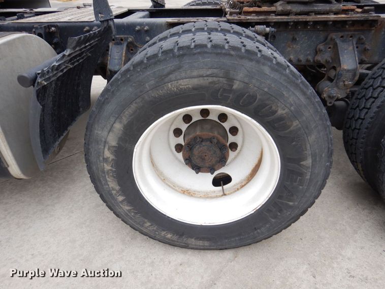 image for item JL9884 2015 Volvo VN  semi truck