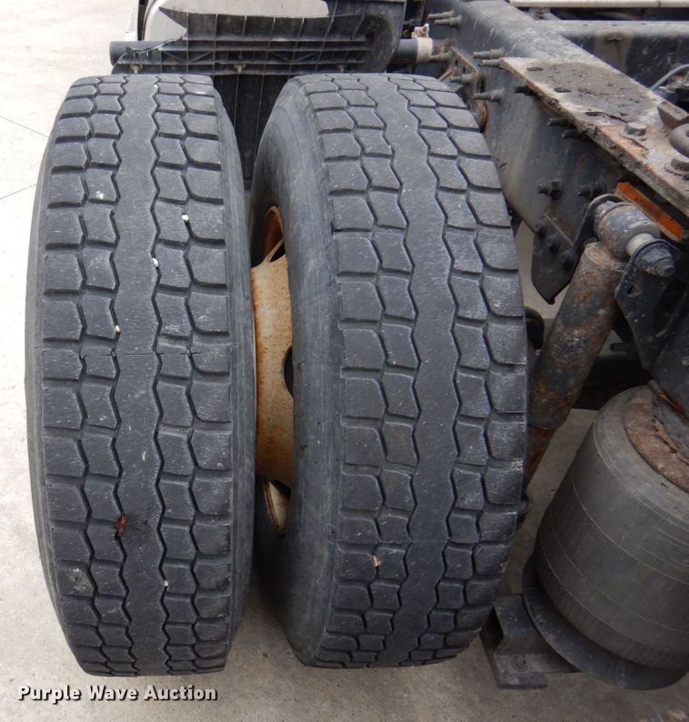 image for item JL9884 2015 Volvo VN  semi truck