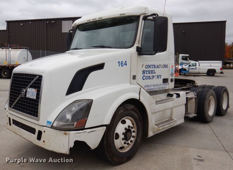 image for item JL9885 2015 Volvo VN  semi truck