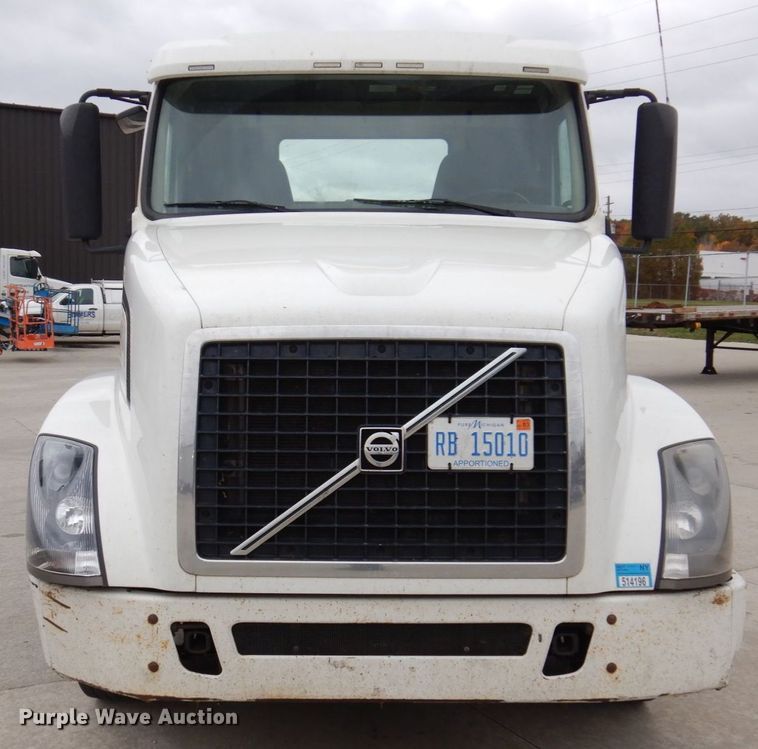 image for item JL9885 2015 Volvo VN  semi truck