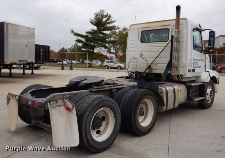 image for item JL9885 2015 Volvo VN  semi truck