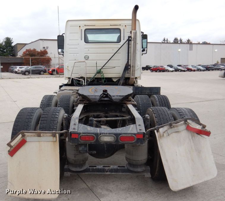 image for item JL9885 2015 Volvo VN  semi truck