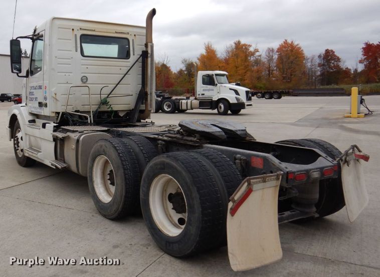 image for item JL9885 2015 Volvo VN  semi truck