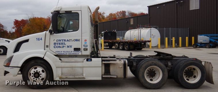 image for item JL9885 2015 Volvo VN  semi truck