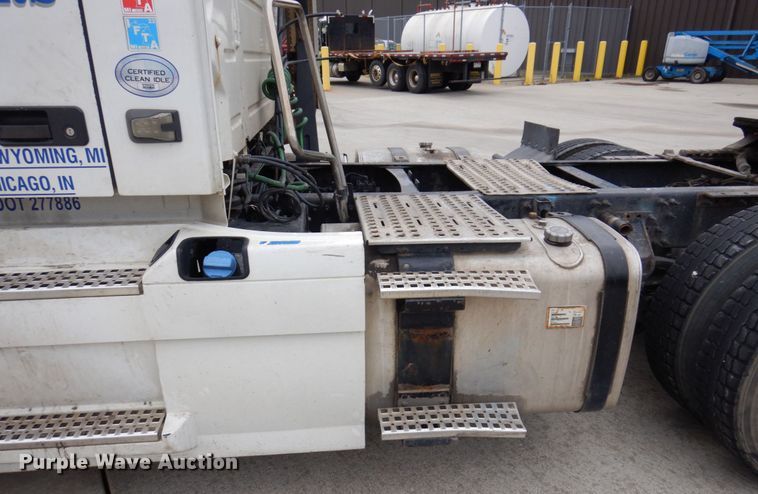 image for item JL9885 2015 Volvo VN  semi truck