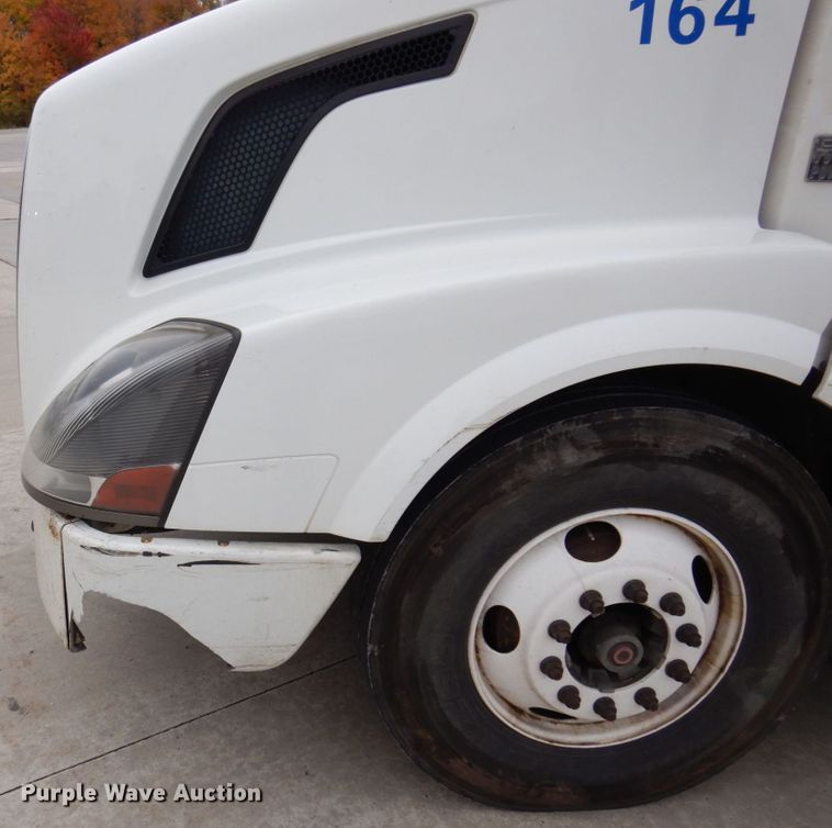 image for item JL9885 2015 Volvo VN  semi truck