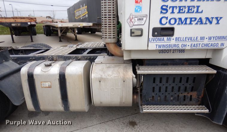 image for item JL9885 2015 Volvo VN  semi truck