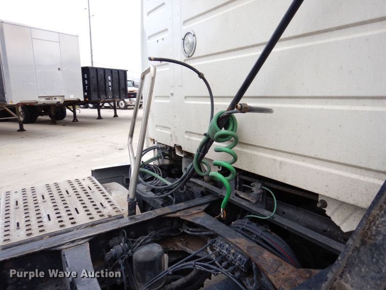 image for item JL9885 2015 Volvo VN  semi truck