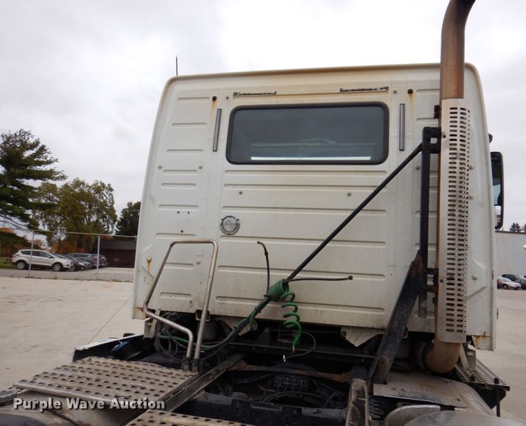 image for item JL9885 2015 Volvo VN  semi truck