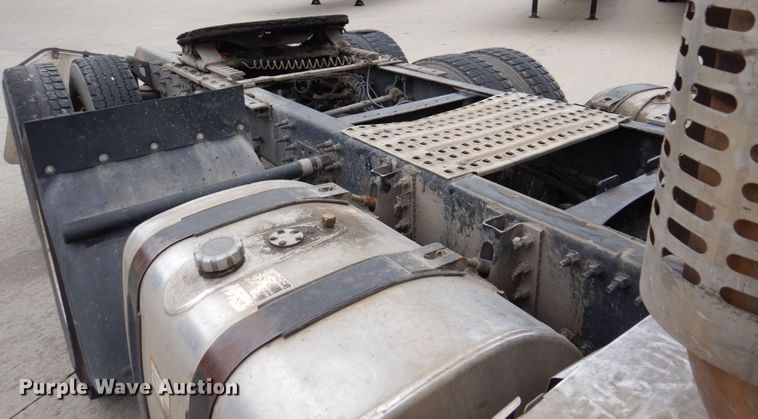 image for item JL9885 2015 Volvo VN  semi truck