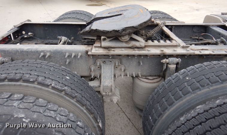 image for item JL9885 2015 Volvo VN  semi truck