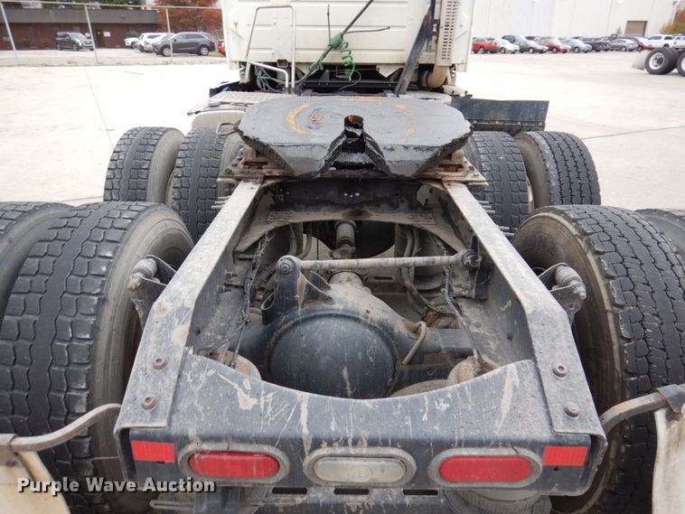 image for item JL9885 2015 Volvo VN  semi truck