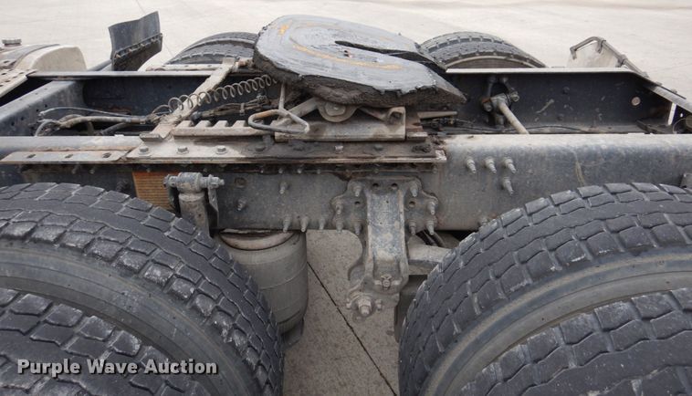 image for item JL9885 2015 Volvo VN  semi truck