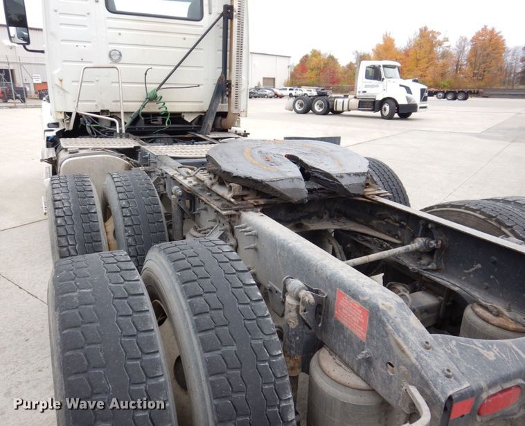 image for item JL9885 2015 Volvo VN  semi truck