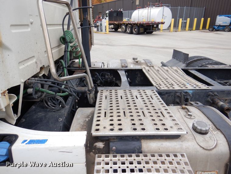 image for item JL9885 2015 Volvo VN  semi truck