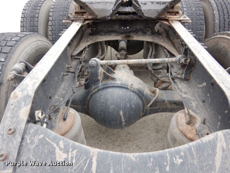 image for item JL9885 2015 Volvo VN  semi truck