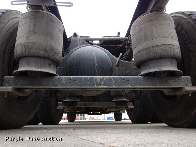 image for item JL9885 2015 Volvo VN  semi truck