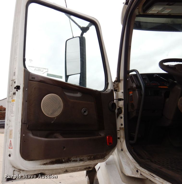 image for item JL9885 2015 Volvo VN  semi truck