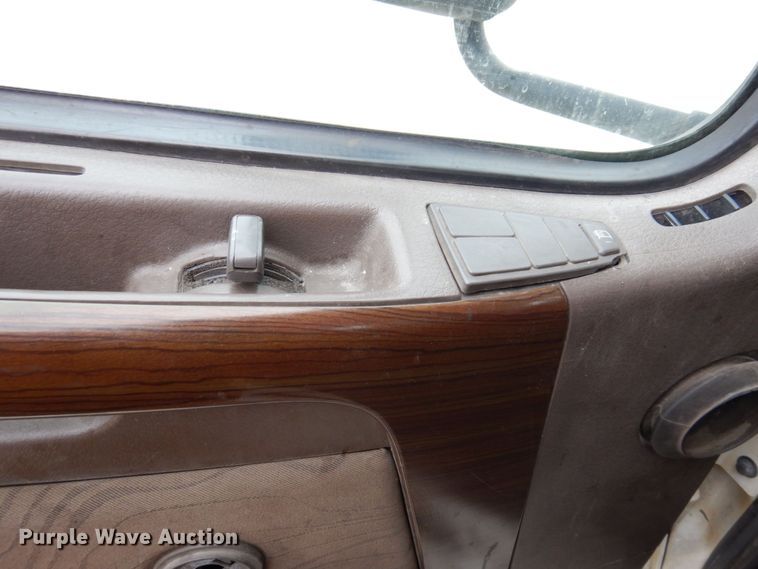 image for item JL9885 2015 Volvo VN  semi truck