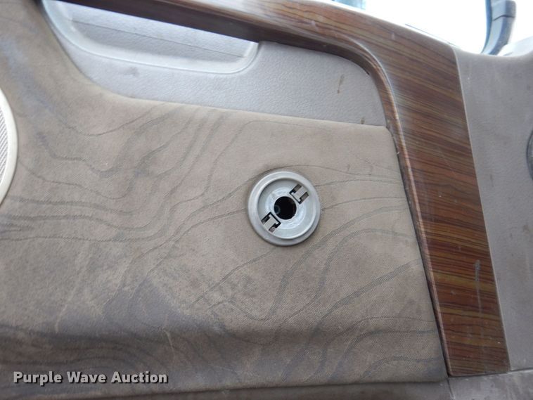 image for item JL9885 2015 Volvo VN  semi truck