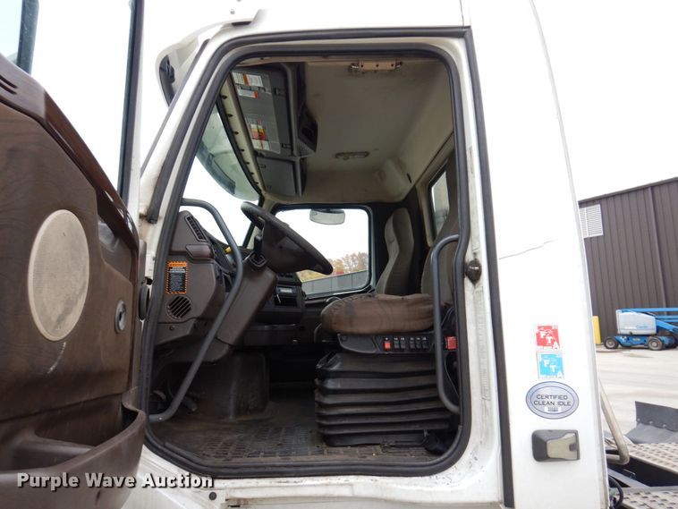 image for item JL9885 2015 Volvo VN  semi truck