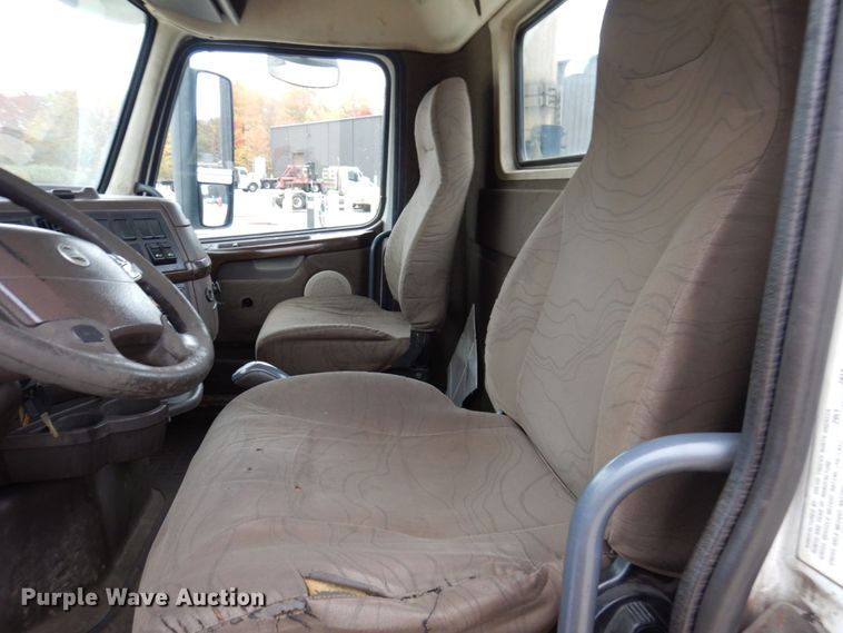 image for item JL9885 2015 Volvo VN  semi truck