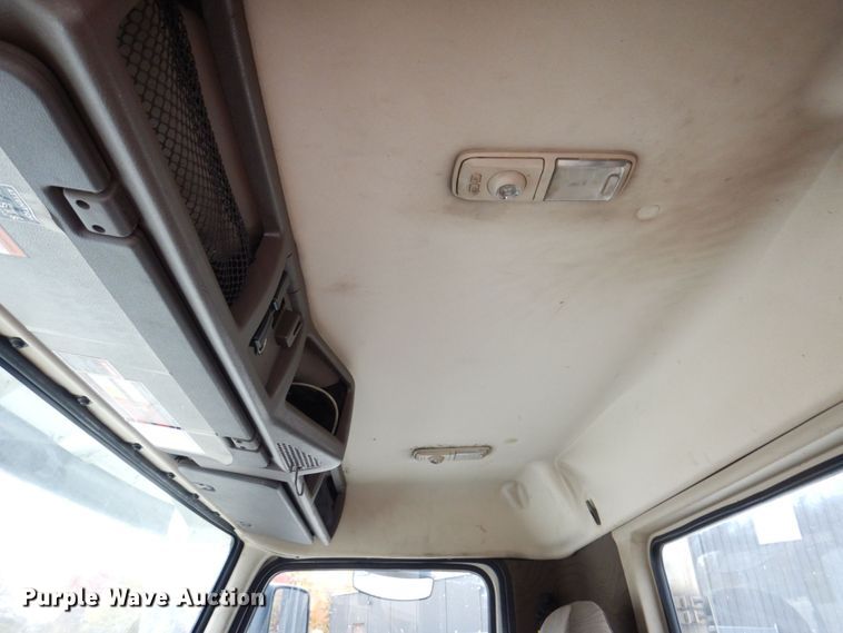 image for item JL9885 2015 Volvo VN  semi truck