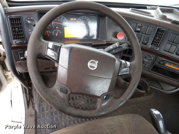 image for item JL9885 2015 Volvo VN  semi truck