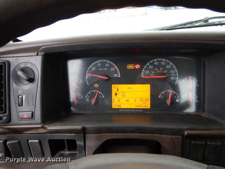 image for item JL9885 2015 Volvo VN  semi truck