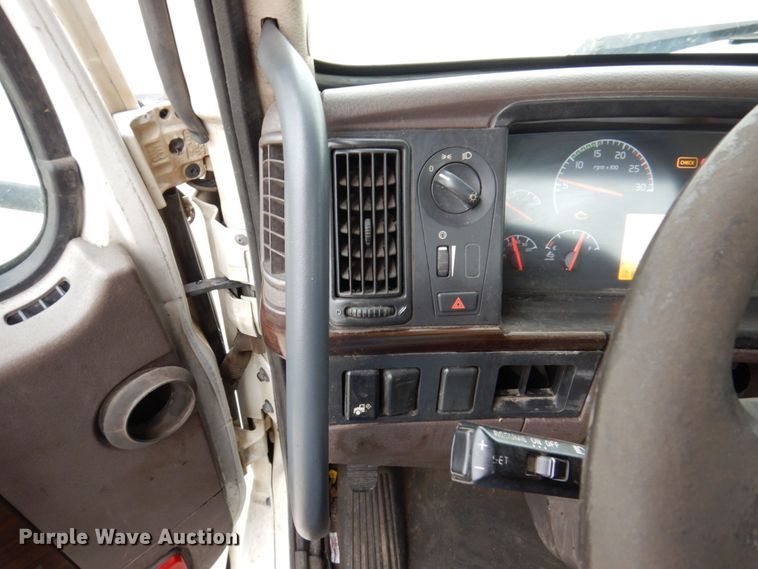 image for item JL9885 2015 Volvo VN  semi truck