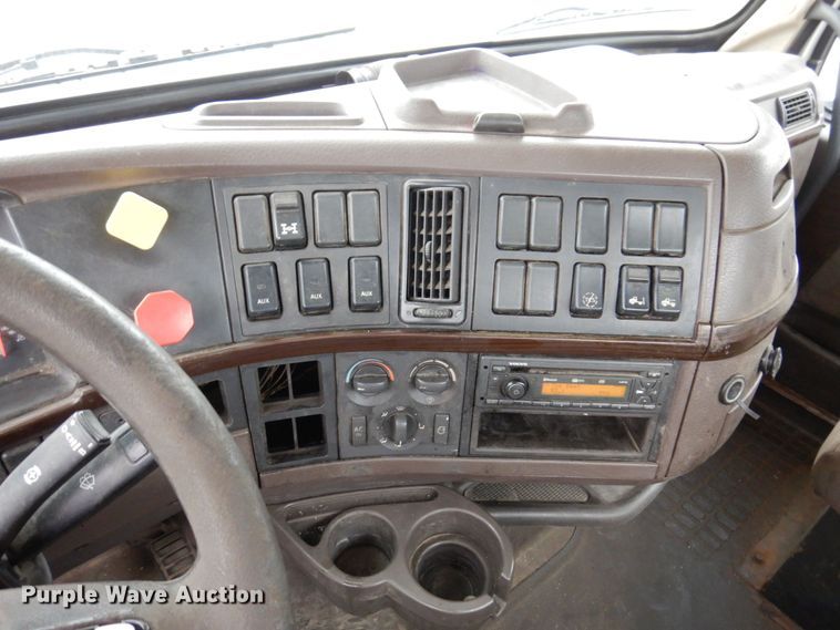 image for item JL9885 2015 Volvo VN  semi truck