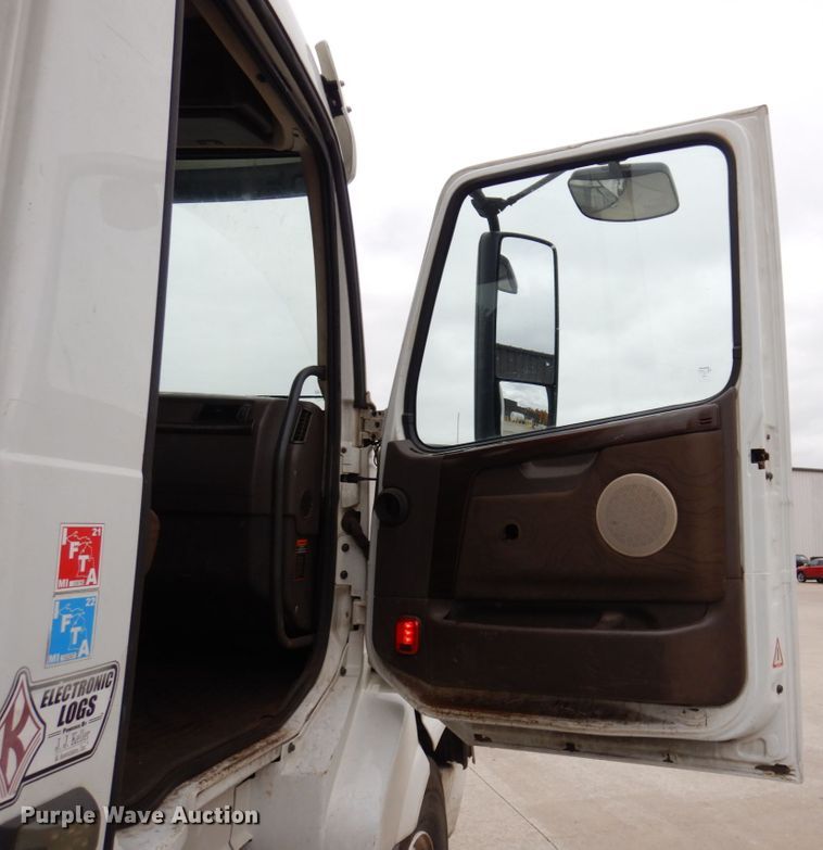 image for item JL9885 2015 Volvo VN  semi truck