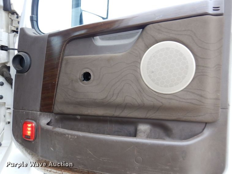 image for item JL9885 2015 Volvo VN  semi truck