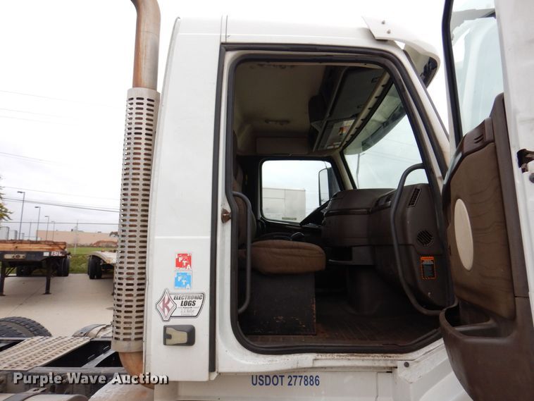 image for item JL9885 2015 Volvo VN  semi truck