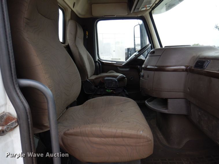 image for item JL9885 2015 Volvo VN  semi truck