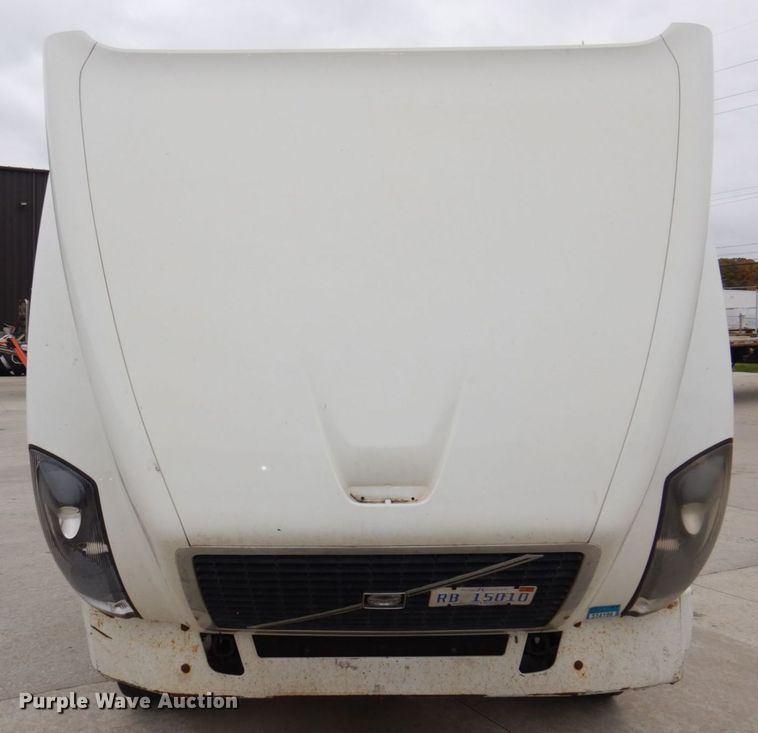 image for item JL9885 2015 Volvo VN  semi truck