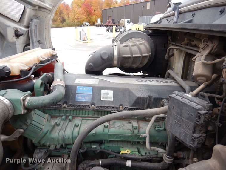 image for item JL9885 2015 Volvo VN  semi truck